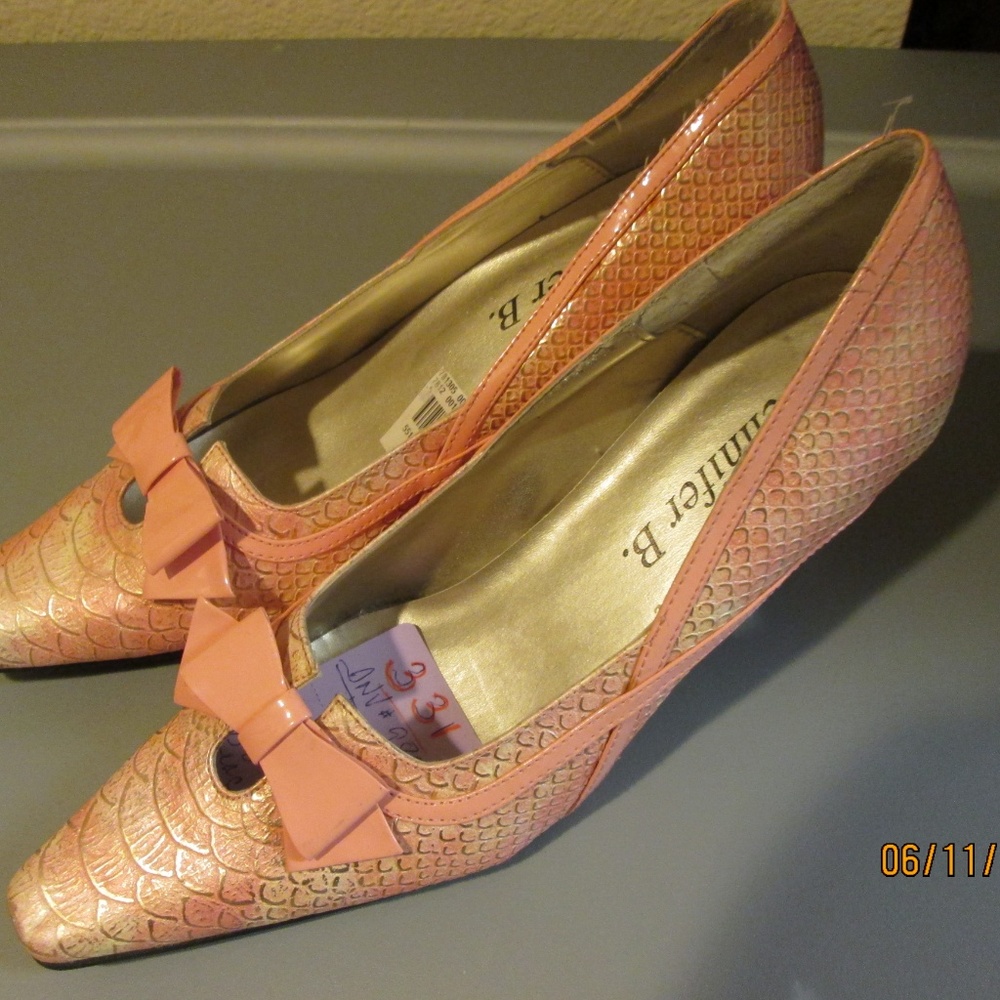 8 1/2 MED.** NWT**  LOW HEELS